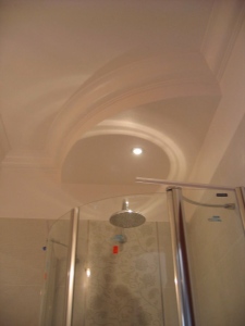 Vue d'un caisson de plafond d’un seul tenant avec corniche intégrée en stratistaff, de forme rectangulaire et carrée avec réservations pour l’éclairage, destiné à l’aménagement des salles de bain des 43 chambres de l’hôtel Princesse Flore de Royat